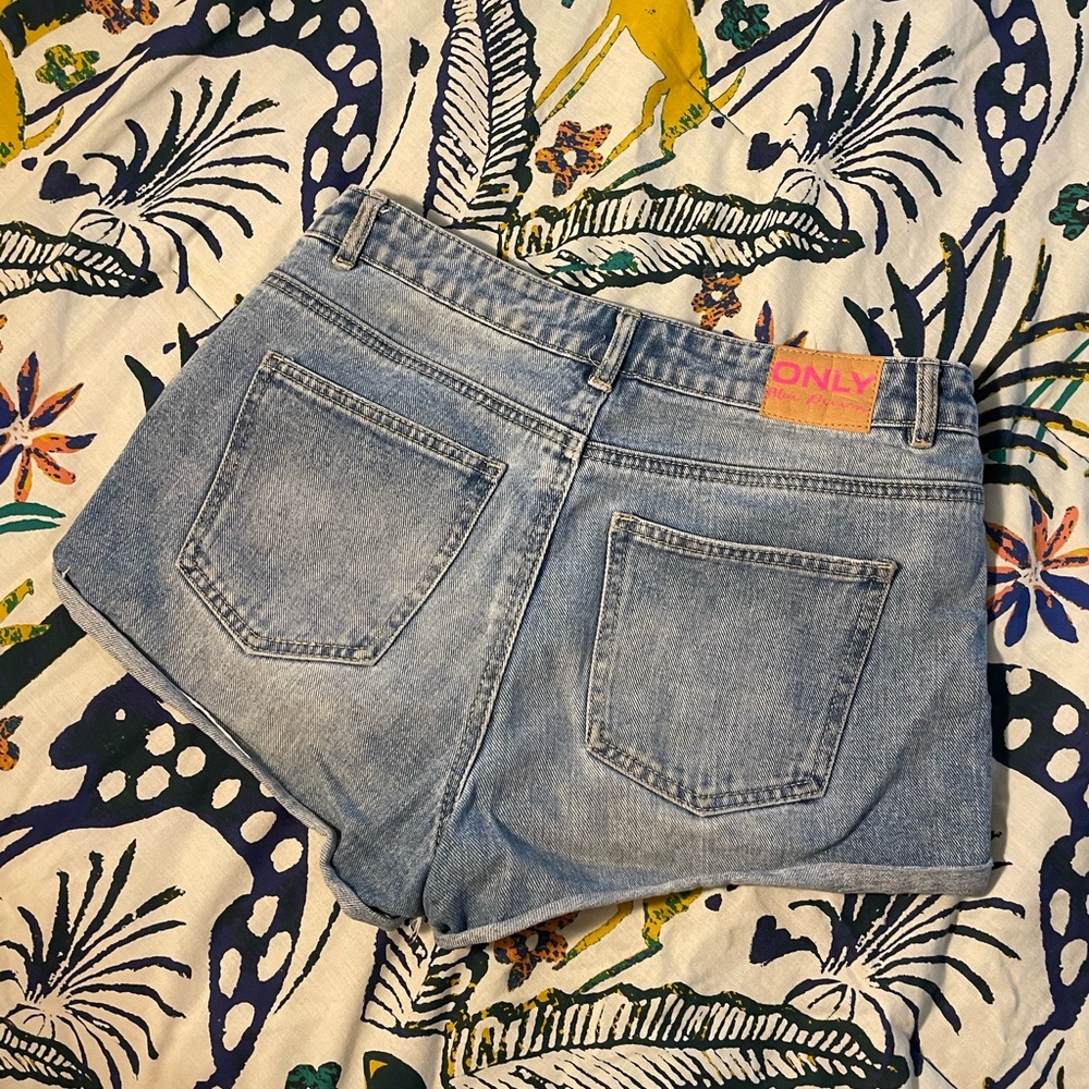 Blue wash denim shorts